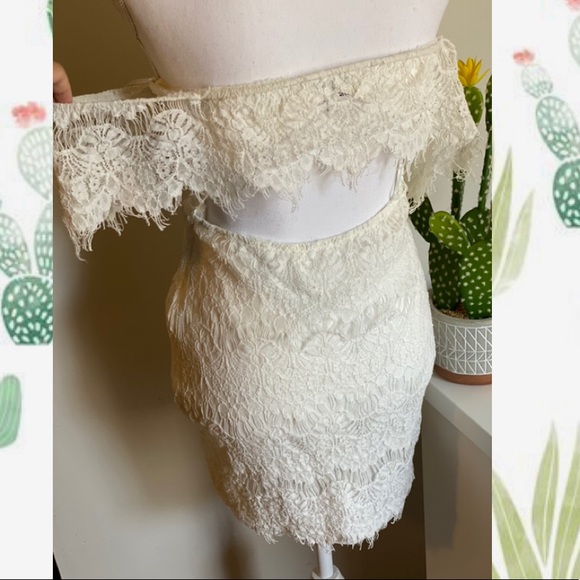 Miss Holly | Off the shoulder white lace mini dress Size 8 - Picture 9 of 11